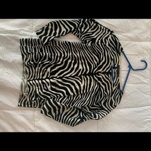 Thin quarter length sleeve tiger print sweater